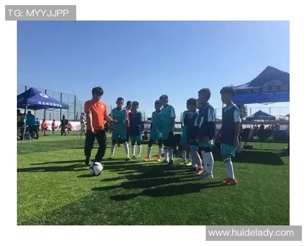 足球明星搞怪表情头像女孩萌趣十足笑容点亮运动场激情四溢